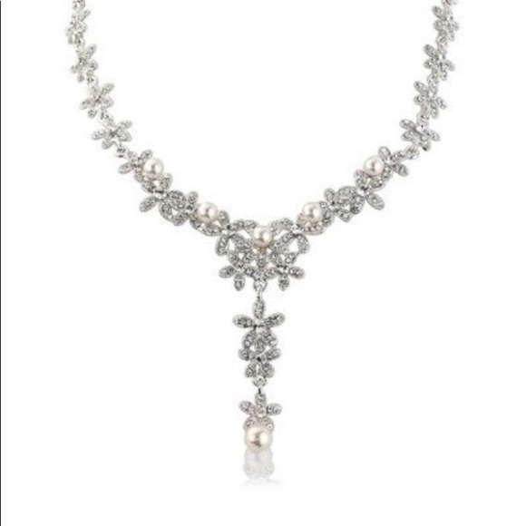 NWT Dainty Pearls & Crystals & Necklace Set - Picture 5 of 10